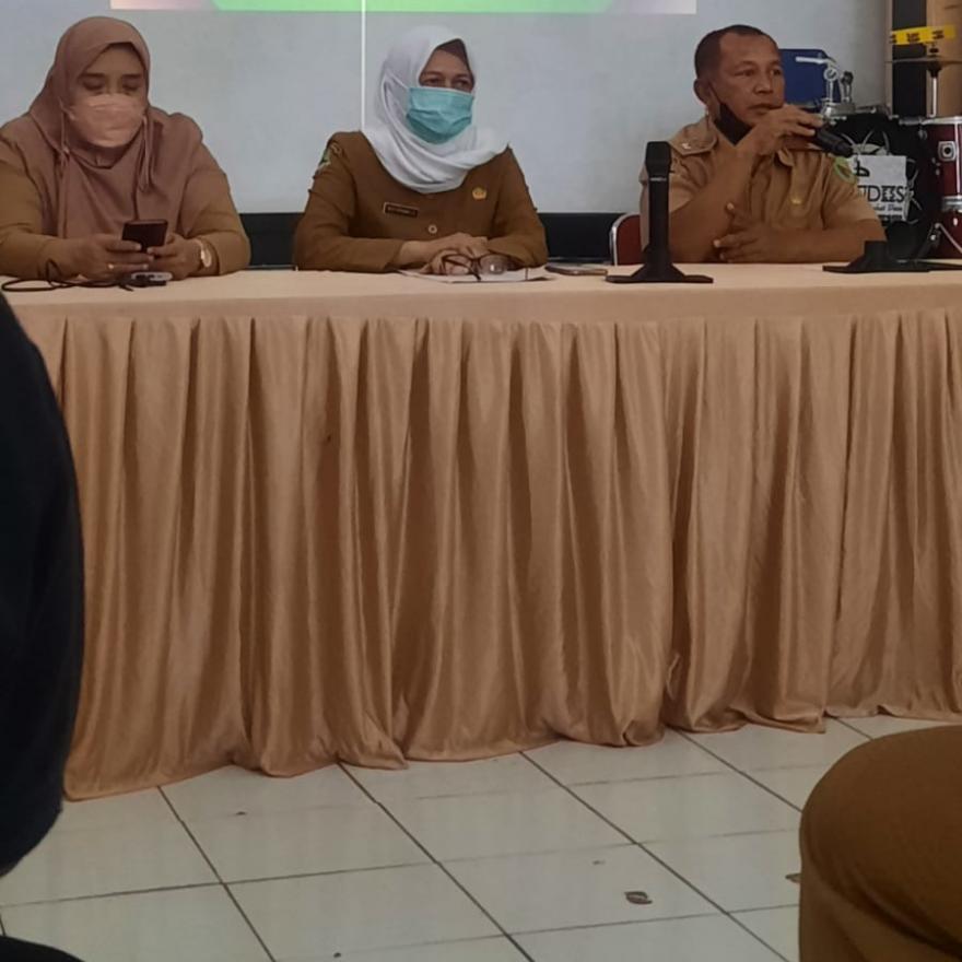 Petugas BPJS Kesehatan memberikan sosialisasi di sebuah desa terpencil